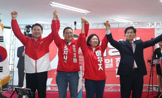만세하는 장동혁 국민의힘 대표와 김영환 후보