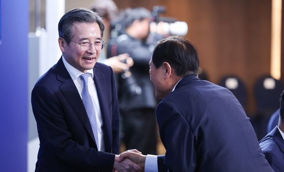 인사하는 김묭범 정책실장
