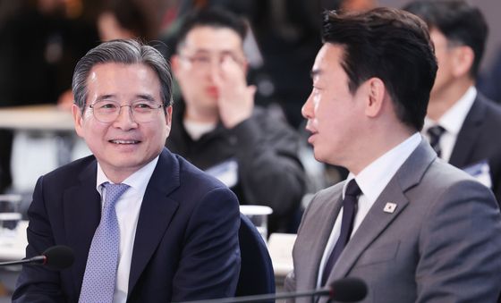 강훈식 비서실장과 대화하는 김용범 정책실장
