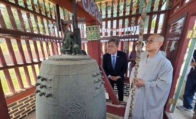 국보 용주사 동종 살펴보는 허민 청장