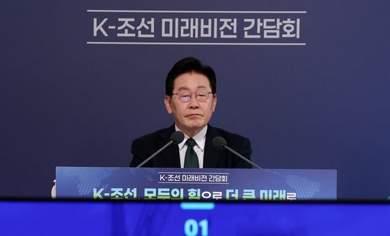 발표 경청하는 이재명 대통령