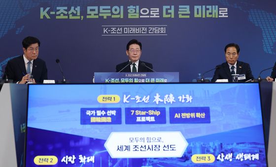 발표 경청하는 이재명 대통령