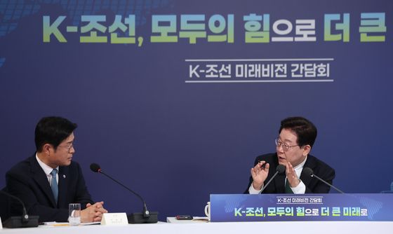 이상균 HD현대중공업 대표와 대화하는 이재명 대통령