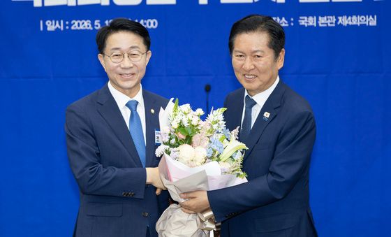 조정식 후보에게 꽃다발 전달하는 정청래 대표