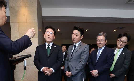 삼성중공업 용접로봇 살피는 이재명 대통령