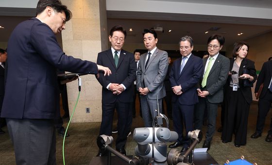 삼성중공업 용접로봇 살피는 이재명 대통령