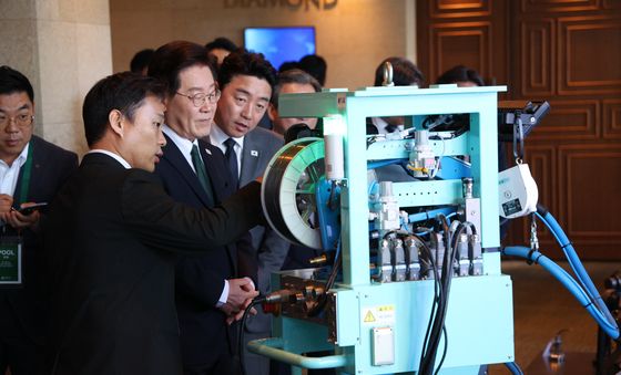 조립 크레인형 용접로봇 살피는 이재명 대통령