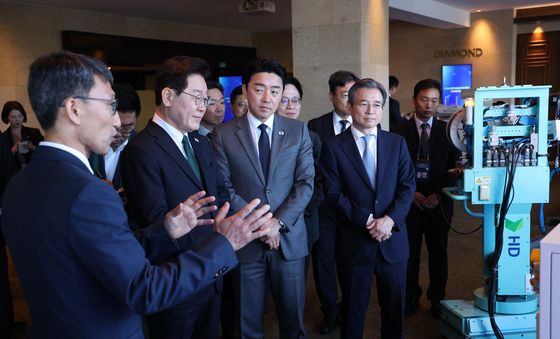 조립 크레인형 용접로봇 살피는 이재명 대통령