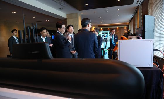 조립 크레인형 용접로봇 살피는 이재명 대통령