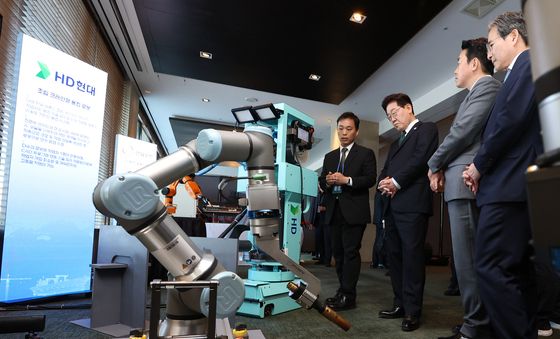HD현대 부스 둘러보는 이재명 대통령