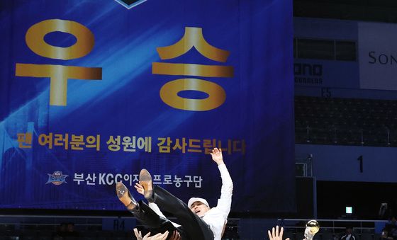 헹가래 받는 이상민 감독