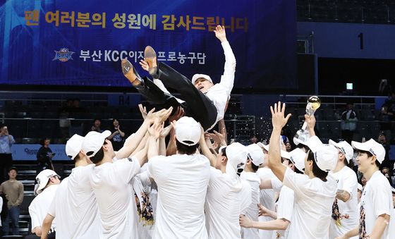 우승 헹가래 받는 이상민 감독