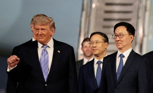 [포토] 中도착한 트럼프 대통령과 한정 부주석