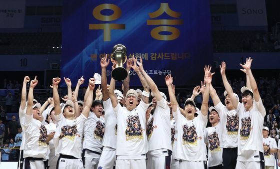 '6위팀의 반란' KCC, 소노 꺾고 통산 7번째 챔프전 우승
