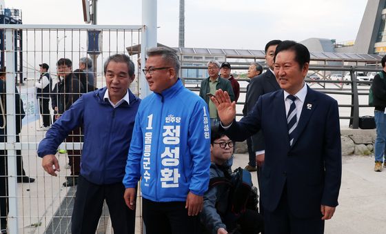 울릉도 입도객들에게 인사하는 정청래 대표