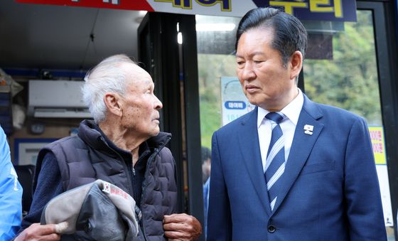 울릉도 주민과 대화하는 정청래 대표