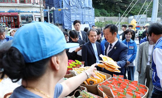 울릉도 특산품 호박엿 구입하는 정청래 대표