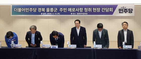 인사하는 정청래 대표