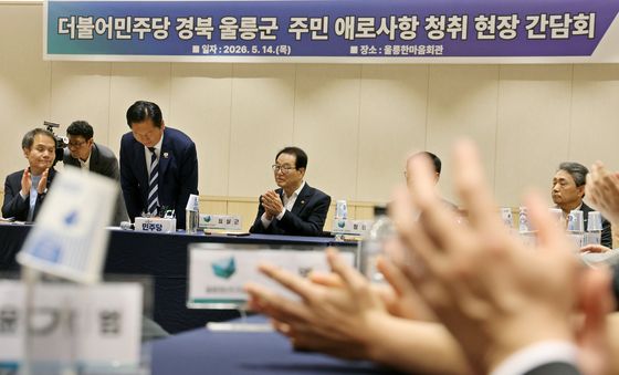 울릉군 주민들에게 박수 받는 정청래 대표