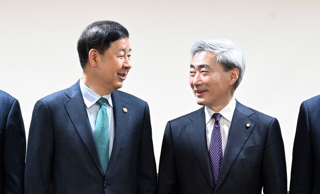 대화 나누는 구윤철 부총리와 신현송 한국은행 총재
