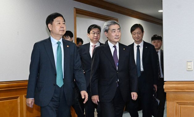 시장상황점검회의 입장하는 구윤철 부총리