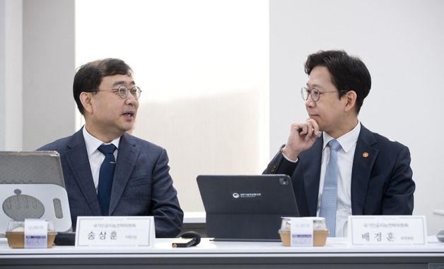 송상훈 AI전략위 지원단장과 대화 나누는 배경훈 부총리