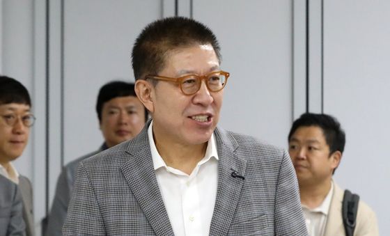 부산시선관위 들어서는 박형준 부산시장 후보