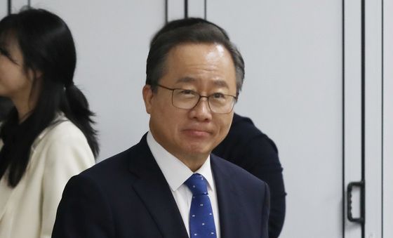 부산시선관위 들어서는 김석준 부산시교육감 후보