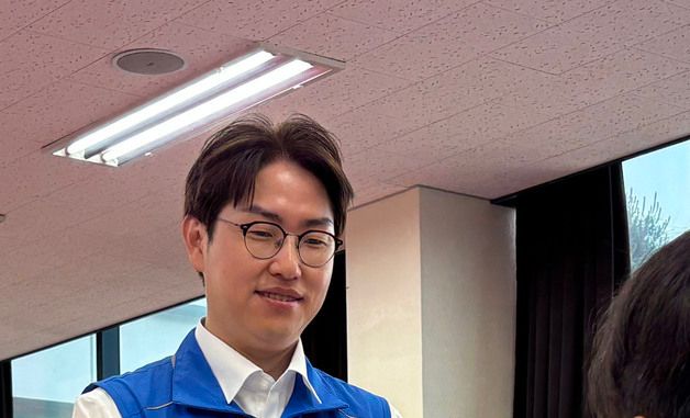 후보등록 서류 제출하는 하정우 후보