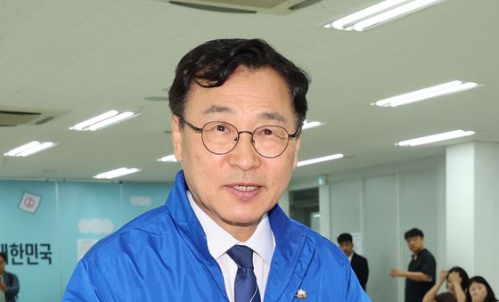 후보자 등록하는 정근식