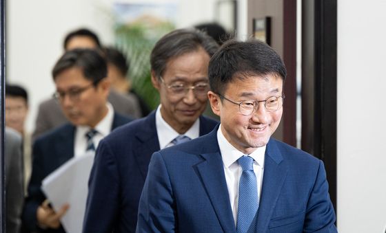 정책조정회의 들어서는 민주당 원내지도부