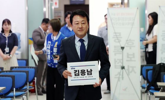 경기 평택을 후보자 등록하는 김용남 더불어민주당 후보