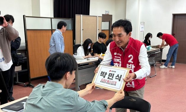 후보자 서류 제출하는 박민식 후보