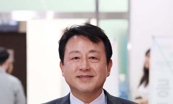 경기 평택을 후보자 등록하는 김용남 더불어민주당 후보