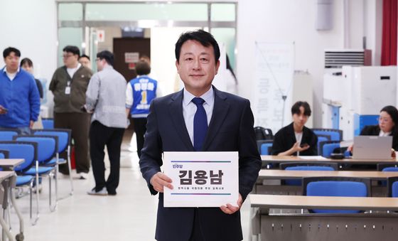 경기 평택을 후보자 등록하는 김용남 더불어민주당 후보