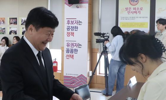 울산교육감 후보자 등록하는 김주홍