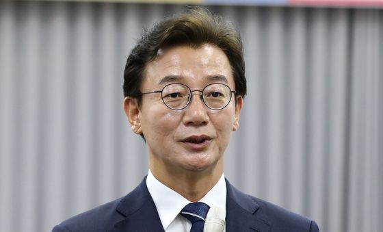 후보자 등록 마친 전재수 부산시장 후보