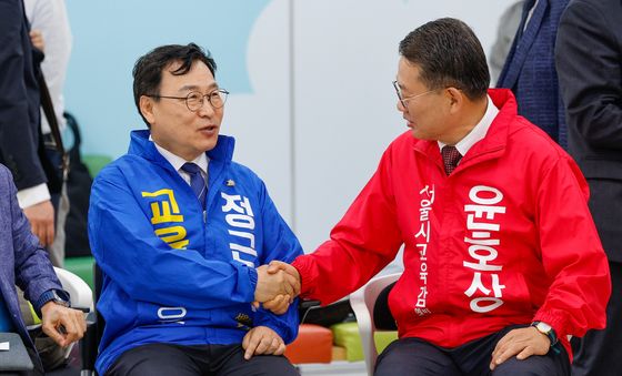 악수하는 정근식·윤호상 후보