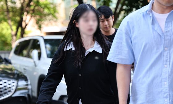 '아동학대 살해 혐의' 친모 A 씨, 영장실질심사 출석