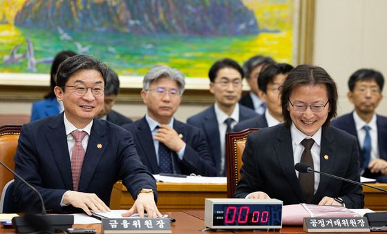 미소 짓는 이억원 금융위원장과 주병기 공정위원장