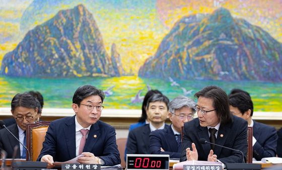대화 나누는 이억원 금융위원장과 주병기 공정거래위원장
