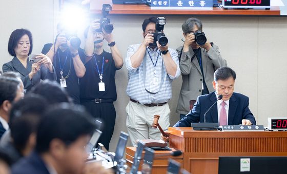 의사봉 두드리는 윤한홍 정무위원장