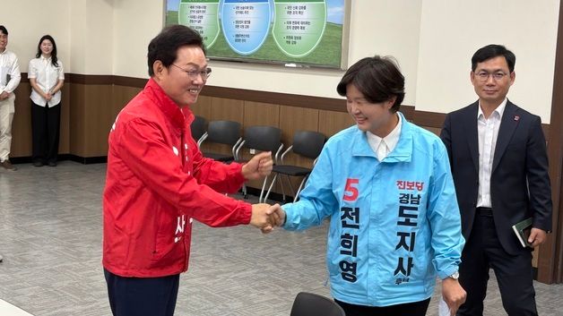 악수하는 박완수·전희영 경남지사 후보