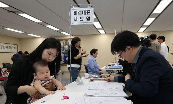 문수연 대전시의원 후보자 딸과 함께 후보 등록