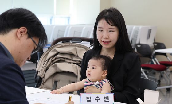 6개월 딸과 함께 후보 등록하는 문수연 후보