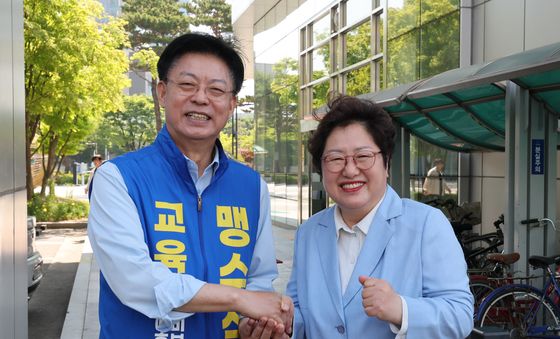 악수하는 맹수석-정상신