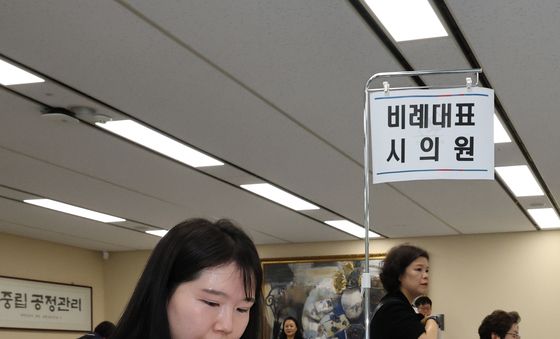 딸과 함께 후보 등록하는 문수연 대전시의원 비례대표 후보자