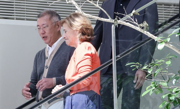 양재 사옥 리노베이션 행사 참석하는 정의선 회장