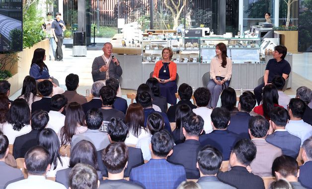 양재 사옥 리노베이션 행사 발언하는 정의선 회장