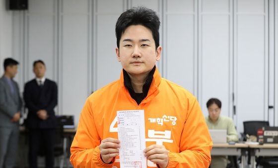 후보자 등록 마친 정이한 부산시장 후보